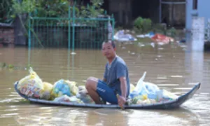 Tình nguyện chuyển hàng cứu trợ cho dân làng