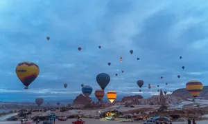 Bay khinh khí cầu ngắm bình minh ở Cappadocia