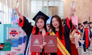 Chị em song sinh cùng tốt nghiệp thủ khoa