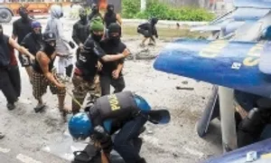 Người biểu tình đụng độ cảnh sát ở Philippines