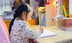 Luật sư: Bắt con học quá sức là bạo lực gia đình