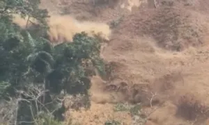 Đất lở như thác nước, nghi vùi lấp ba người